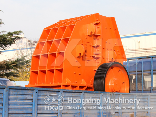 U-shaped hammer mill during delivery