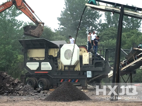 wheel-type mobile crusher at site